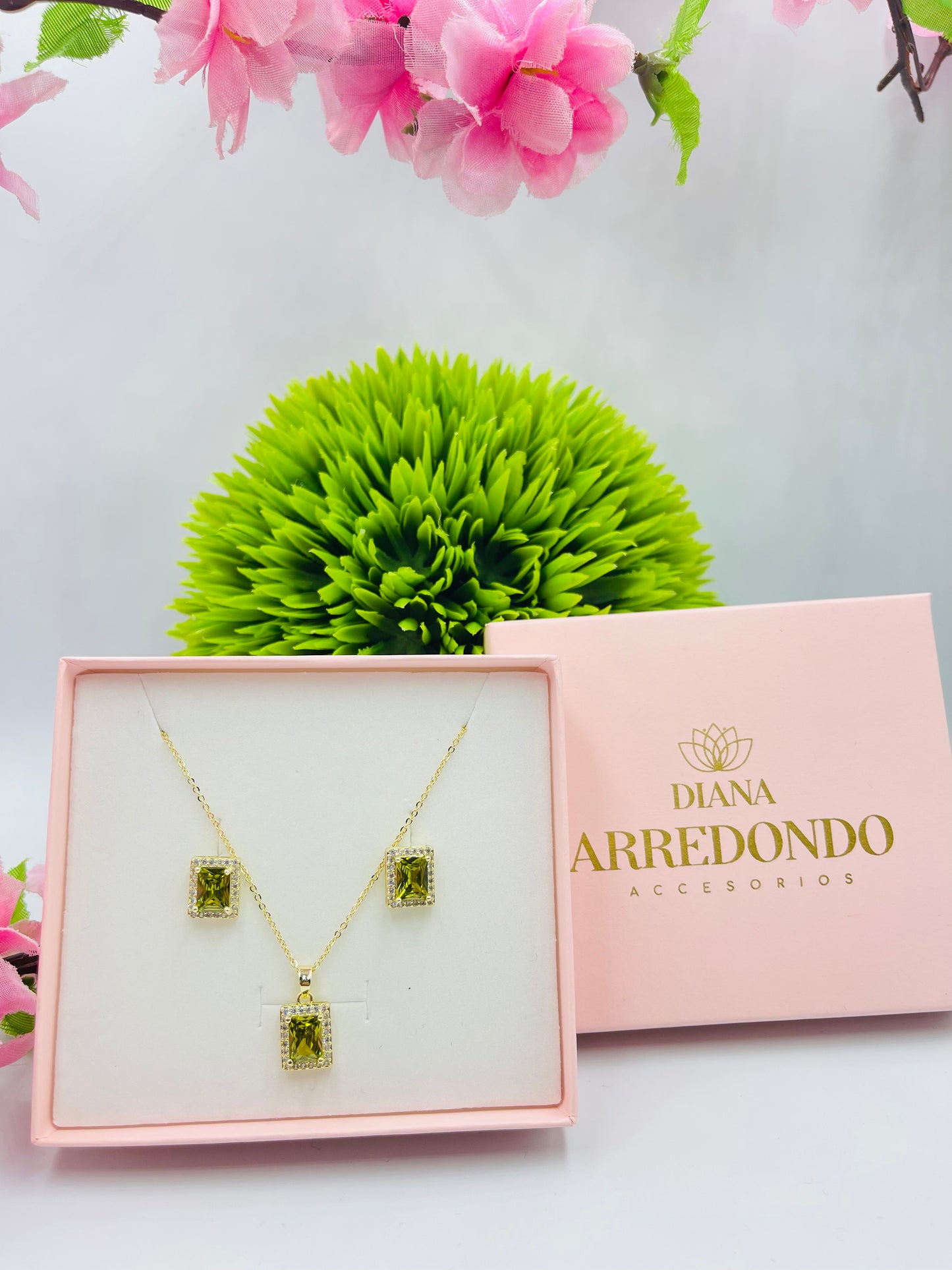 SET CADENA CON ARETES CUADRO VERDE