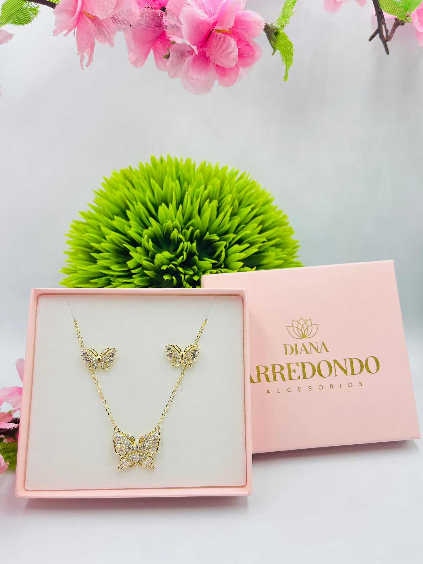 SET CADENA CON ARETES MARIPOSA CRISTAL