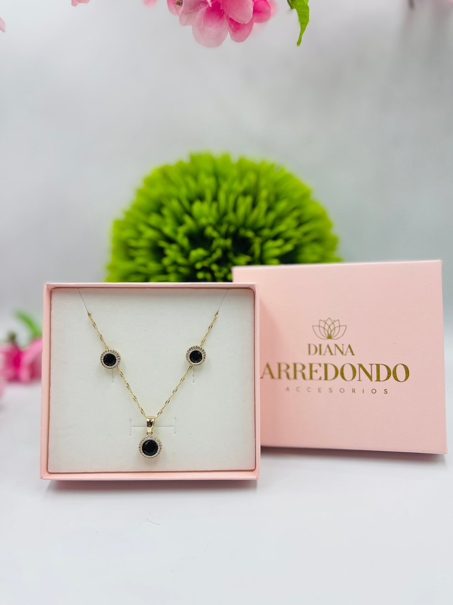 SET CADENA CON ARETES CIRCULO DE CRISTAL NEGRO